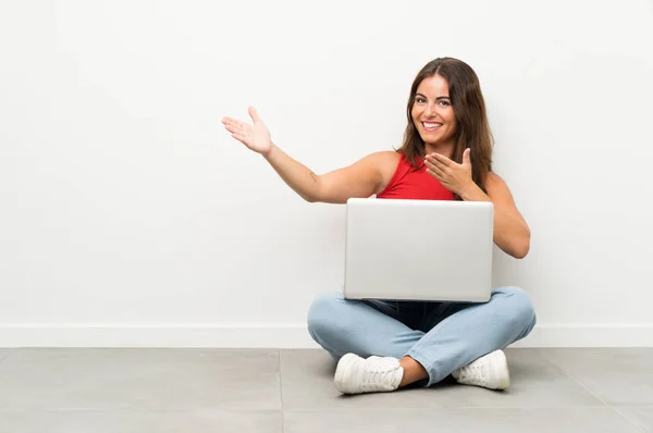 Giovane Donna Con Computer Portatile Seduto Sul Pavimento Che Estende — Foto Stock