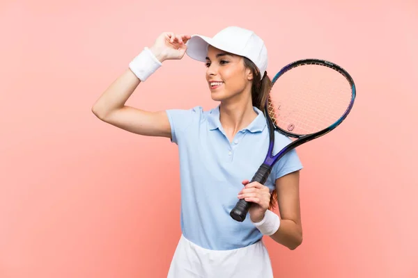 年轻的网球运动员妇女在孤立的粉红色墙壁已经意识到的东西 并打算解决 — 图库照片