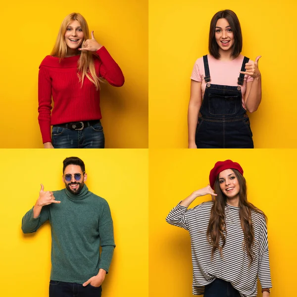 Bir grup insan telefon jesti yapıyor. Bana geri dönüş işareti ver.