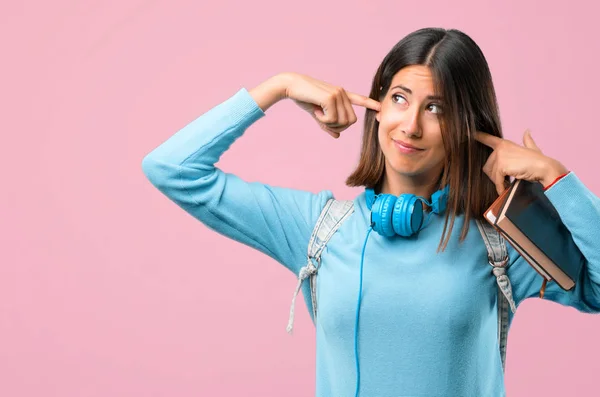 Junges Studentenmädchen Mit Blauem Pullover Und Kopfhörer Die Beide Ohren — Stockfoto