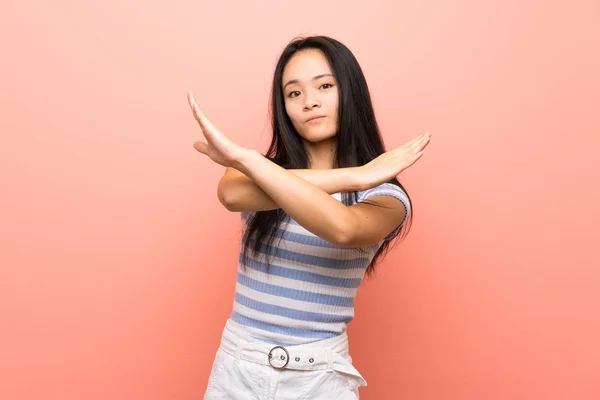 Adolescente Asiática Chica Sobre Aislado Rosa Fondo Haciendo Ningún Gesto —  Fotos de Stock