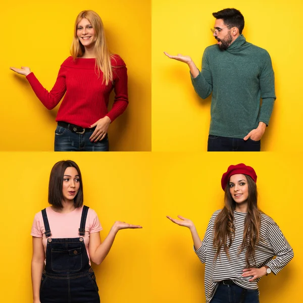 Bir reklam eklemek için avuç içine hayali bir metin koyan bir grup insan