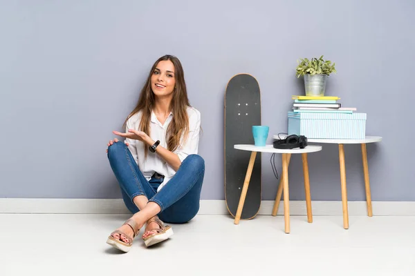 Jeune Femme Assise Sur Sol Étendant Les Mains Sur Côté — Photo