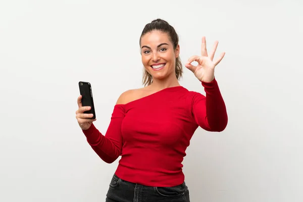 Mujer Joven Usando Teléfono Móvil Mostrando Signo Con Los Dedos — Foto de Stock