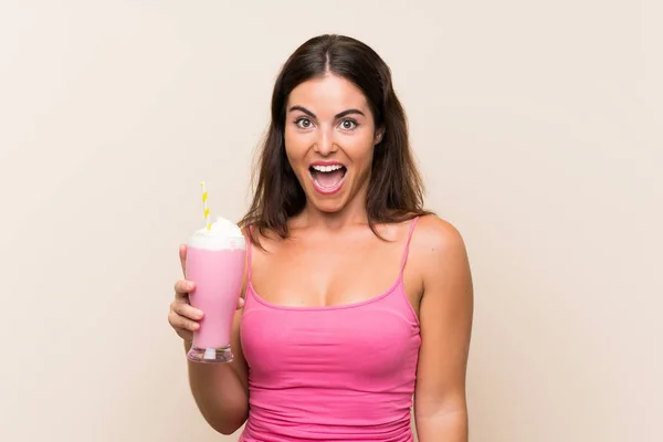 Mujer Joven Con Batido Fresa Con Sorpresa Expresión Facial Impactada — Foto de Stock