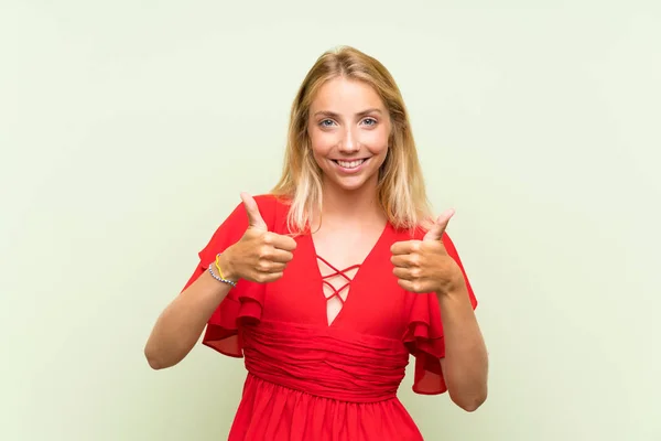 Bionda Giovane Donna Sfondo Verde Isolato Dando Pollice Gesto — Foto Stock