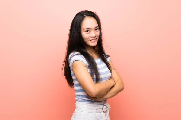 Tinédzser Ázsiai Lány Mint Elszigetelt Rózsaszín Háttér Fegyverek Keresztbe Várom — Stock Fotó