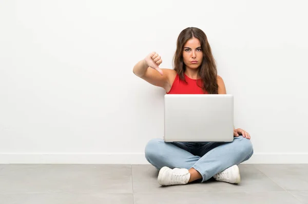 Giovane Donna Con Computer Portatile Seduto Sul Pavimento Mostrando Pollice — Foto Stock