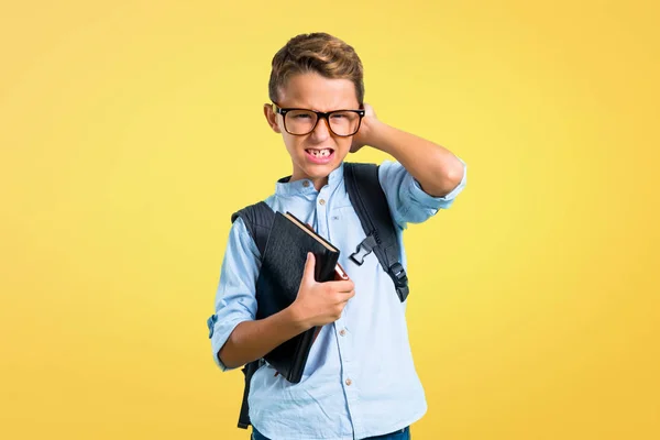 Menino Estudante Com Mochila Óculos Cobrindo Ambas Orelhas Com Mãos — Fotografia de Stock