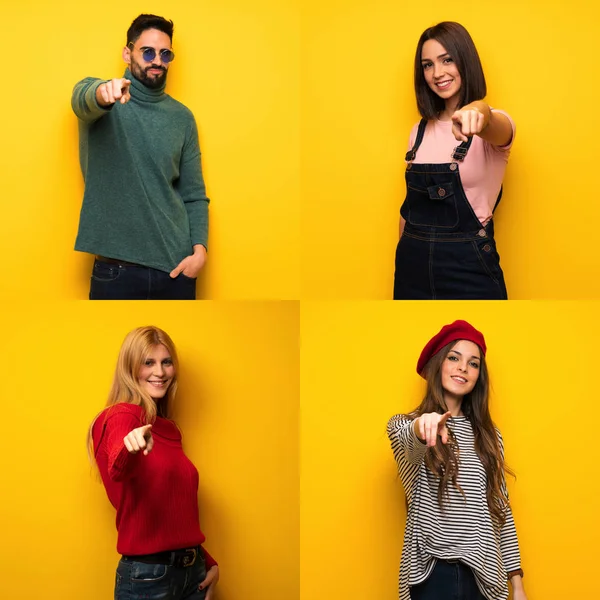 Bir grup insan kendine güvenen bir ifadeyle seni işaret ediyor.