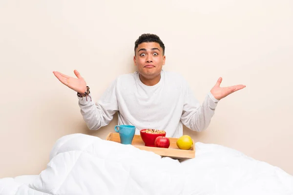 Νέος Άνθρωπος Που Έχει Πρωινό Στο Κρεβάτι Έχοντας Αμφιβολίες Σύγχυση — Φωτογραφία Αρχείου