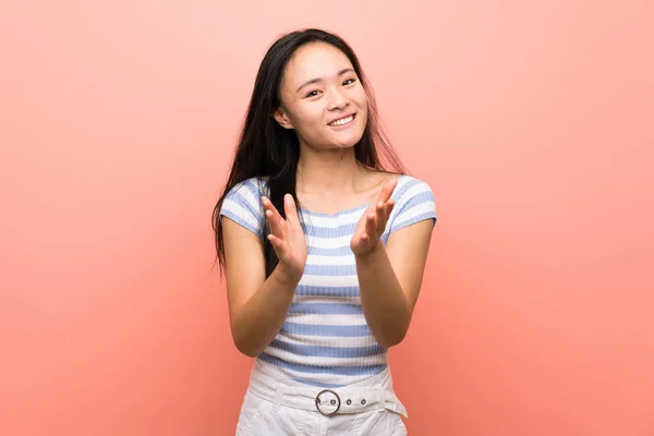 Підліток Азіатська Дівчина Над Ізольованим Рожевим Фоном Аплодує Після Презентації — стокове фото