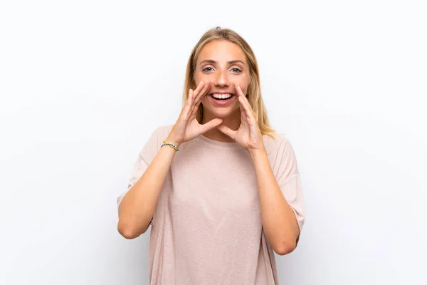 Blond Ung Kvinna Över Isolerad Vit Bakgrund Ropade Med Munnen — Stockfoto