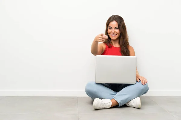 Giovane Donna Con Computer Portatile Seduto Sul Pavimento Punta Dito — Foto Stock