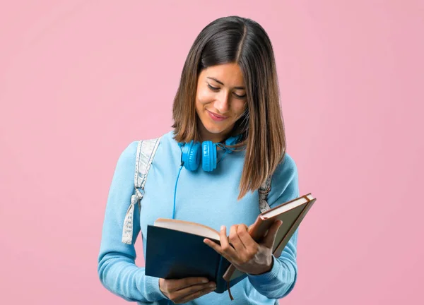 Junges Studentenmädchen Mit Blauem Pullover Und Kopfhörer Liest Ein Buch — Stockfoto