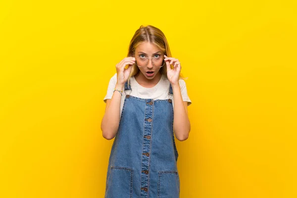 Jovem Loira Sobre Fundo Amarelo Isolado Com Óculos — Fotografia de Stock