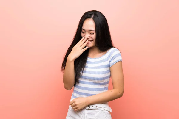 Tinédzser Ázsiai Lány Mint Elszigetelt Rózsaszín Háttér Mosolyogva Sok — Stock Fotó