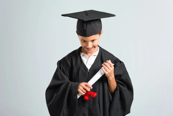 Kleine Jongen Afstuderen Staande Naar Beneden Grijze Achtergrond — Stockfoto