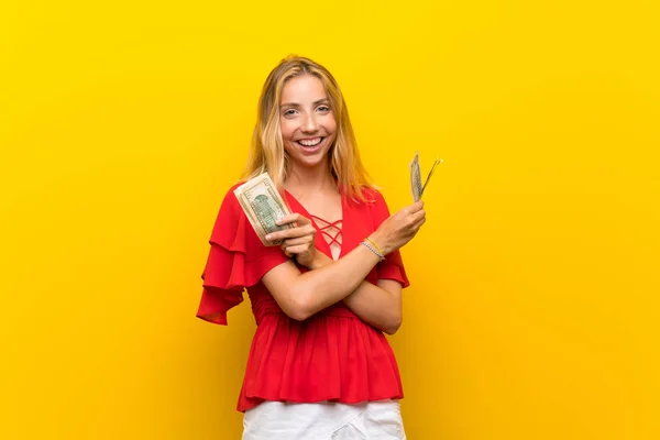 Blondýnka Mladá Žena Izolovaném Žlutém Pozadí Bere Spoustu Peněz — Stock fotografie