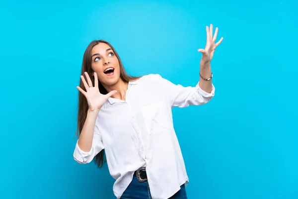 Mujer Joven Sobre Fondo Azul Aislado Nervioso Asustado —  Fotos de Stock