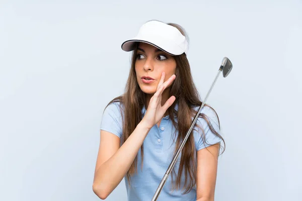Izole Mavi Duvar Üzerinde Genç Golfçü Kadın Bir Şey Fısıldıyor — Stok fotoğraf