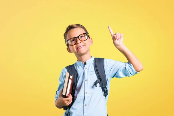 Schüler Mit Rucksack Und Brille Steht Und Denkt Sich Eine — Stockfoto