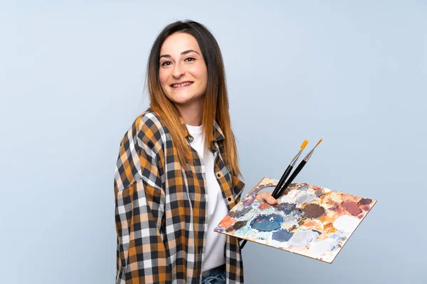 Joven Pintora Mujer Sobre Aislado Fondo Azul Sonriendo Mucho — Foto de Stock