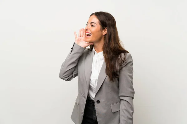 Junge Geschäftsfrau Auf Isoliertem Weißen Hintergrund Schreit Mit Weit Geöffnetem — Stockfoto