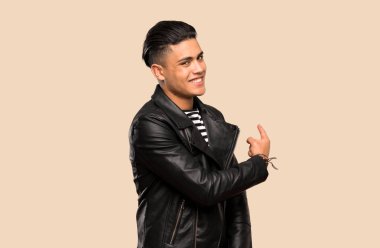 Genç adam izole arka plan üzerinde geri işaret