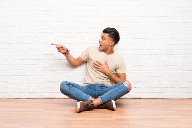 Kat işaret parmağı yanında oturan genç adam