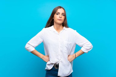 Soyutlanmış mavi bir geçmişi olan genç bir kadın.