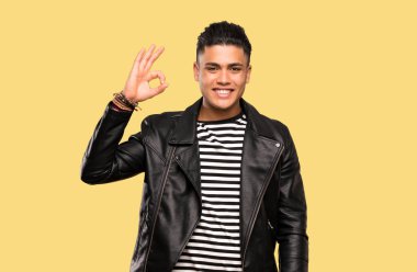 Genç adam şaşırttı ve izole arka plan üzerinde ok işareti gösteren