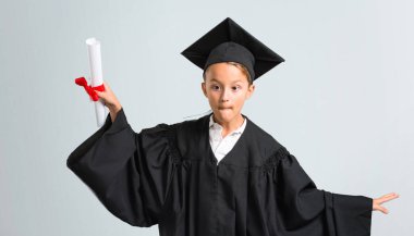 Küçük çocuk müzik dinleyerek mezun ve gri arka plan üzerinde dans