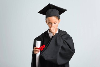 Küçük çocuk mezun öksürük ile acı ve gri arka plan üzerinde kötü hissediyor