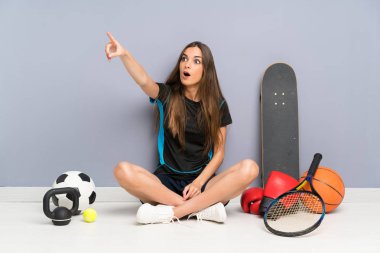 Genç spor kadın uzakta işaret katta oturan