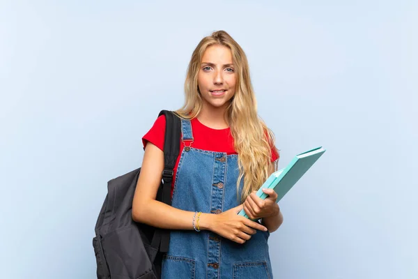 Jovem Mulher Estudante Loira Sobre Parede Azul Isolada Com Dúvidas — Fotografia de Stock