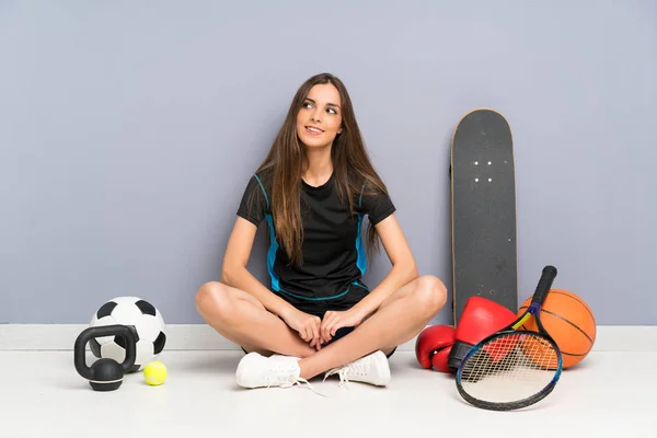 Jovem Mulher Esporte Sentado Chão Olhando Para Lado — Fotografia de Stock