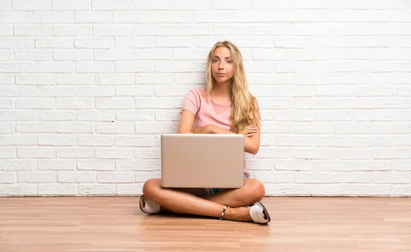 Junges Blondes Studentenmädchen Mit Laptop Auf Dem Boden Die Arme — Stockfoto