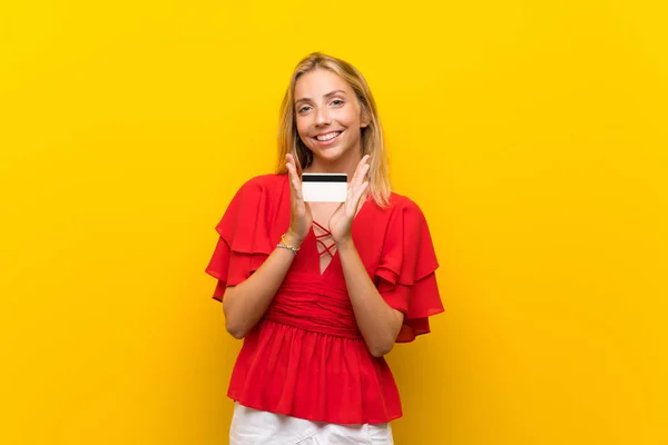 Blondýnka Mladá Žena Izolovaném Žlutém Pozadí Kreditní Kartou — Stock fotografie