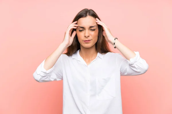 Junge Frau Über Isoliertem Rosa Hintergrund Unglücklich Und Frustriert Über — Stockfoto