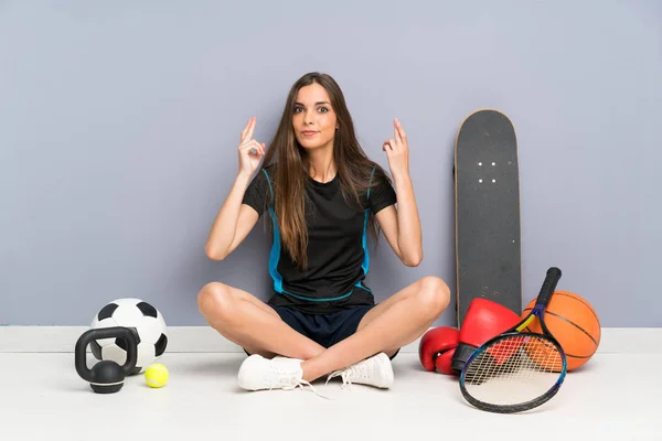 Jovem Mulher Esporte Sentado Chão Com Dedos Cruzando — Fotografia de Stock