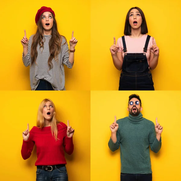 Bir grup insan şaşırdı ve işaret etti.