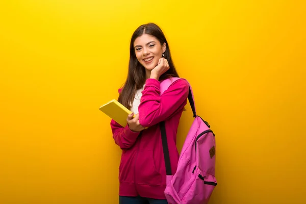 Nastolatek Uczeń Dziewczyna Żywe Żółte Tło Śmiech — Zdjęcie stockowe