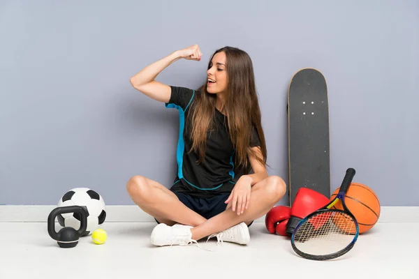 Jovem Mulher Esporte Sentado Chão Fazendo Gesto Forte — Fotografia de Stock