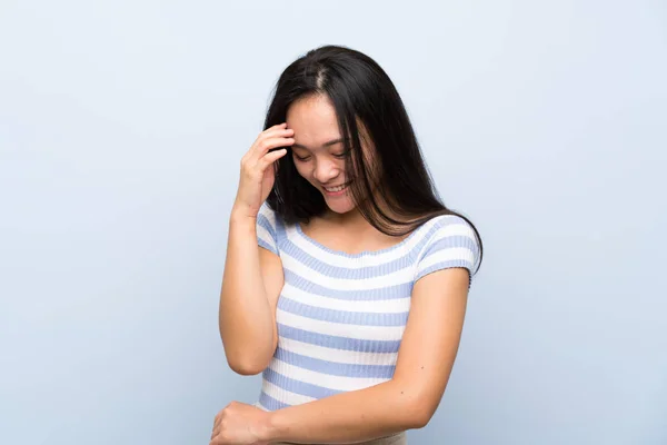 Adolescente Asiático Menina Sobre Isolado Azul Fundo Rindo — Fotografia de Stock