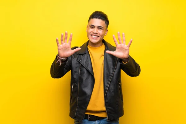 Mladý Muž Přes Izolované Žluté Pozadí Počítá Deset Prsty — Stock fotografie