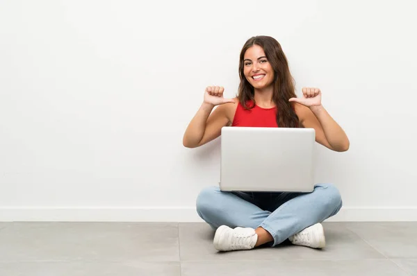 Junge Frau Mit Laptop Sitzt Stolz Und Selbstzufrieden Auf Dem — Stockfoto