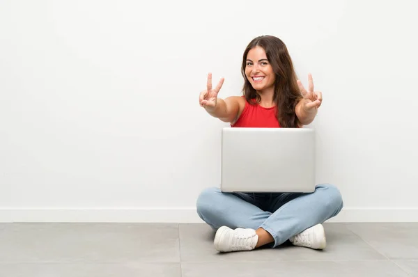 Giovane Donna Con Computer Portatile Seduto Sul Pavimento Sorridente Mostrando — Foto Stock