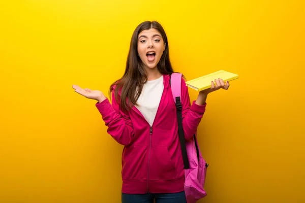Nastolatek Uczeń Dziewczyna Żywe Żółte Tło Zaskoczeniem Wstrząśnięty Wyraz Twarzy — Zdjęcie stockowe