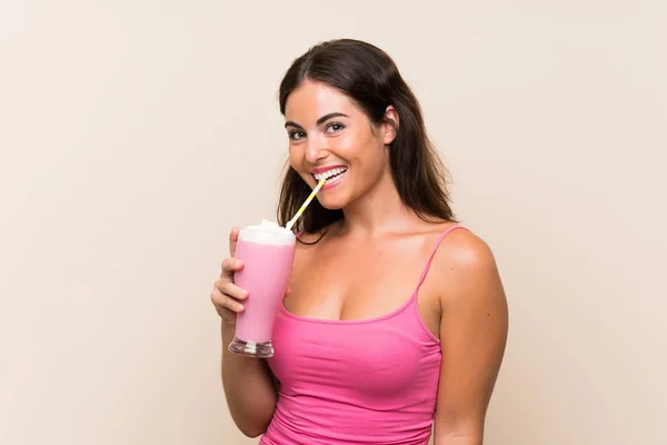 イチゴミルクセーキを持つ若い女性 — ストック写真